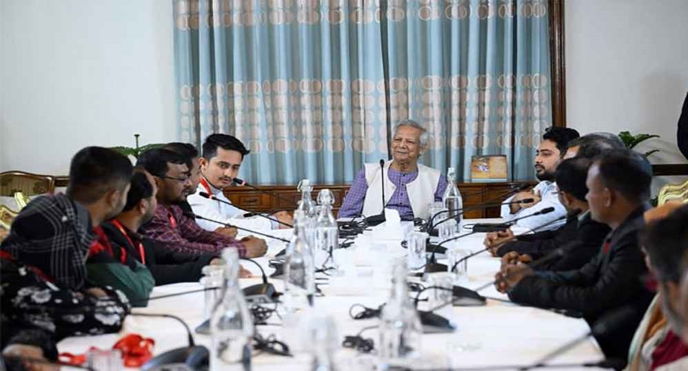 প্রধান উপদেষ্টার সঙ্গে শহীদ পরিবারের সদস্যদের সাক্ষাৎ