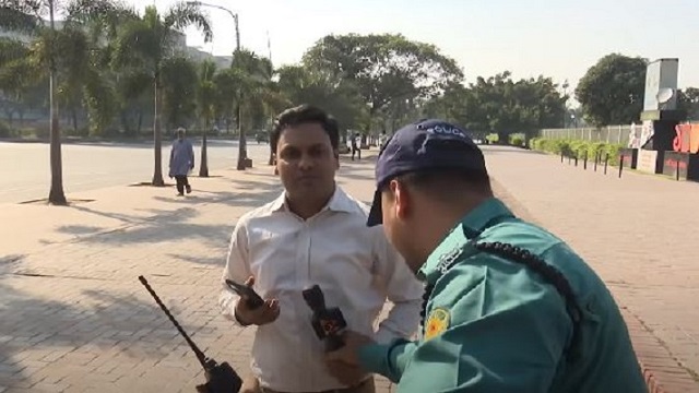 লাইভে সাংবাদিকের মাইক্রোফোন কেড়ে নিল পুলিশ (ভিডিও)