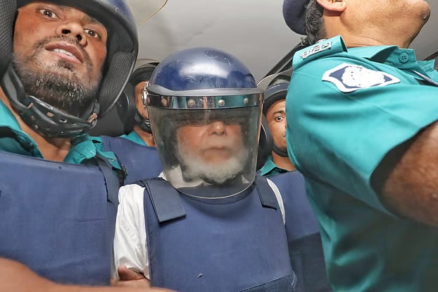 ৫ মামলায় হাইকোর্টে জামিন চেয়েছেন সাবেক প্রধান বিচারপতি খায়রুল হক