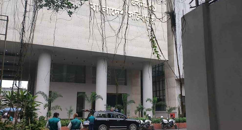 সচিবালয়ে প্রধান উপদেষ্টা, চলছে উপদেষ্টা পরিষদের বৈঠক