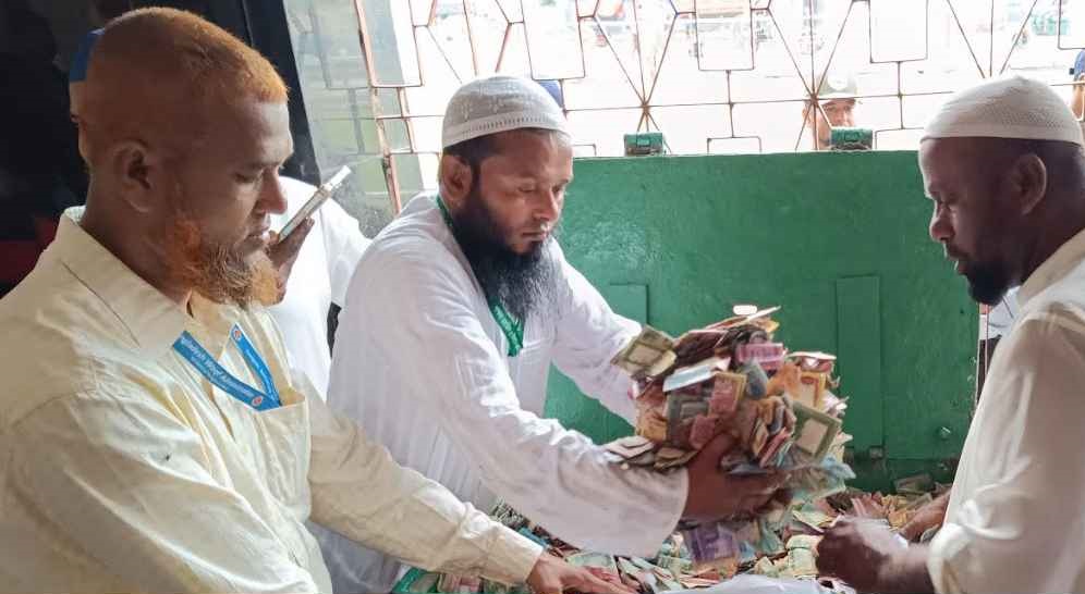 পাগলা মসজিদের সিন্দুকে মিলল ২৮ বস্তা টাকা, চলছে গণনা