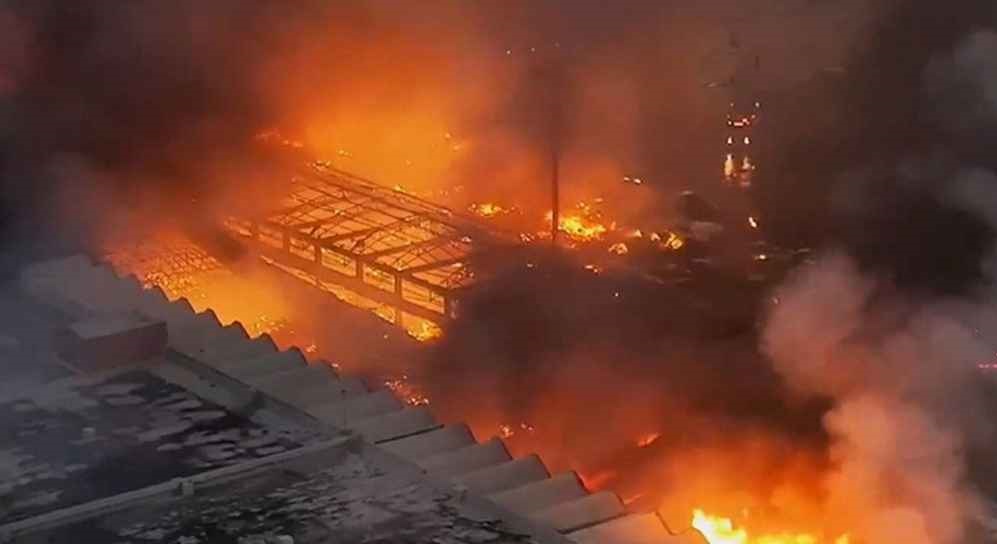 দাউ দাউ করে জ্বলছে শাহজালালের আগুন, চার ঘণ্টায়ও আসেনি নিয়ন্ত্রণে