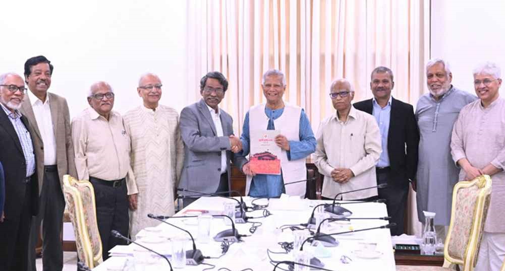 প্রধান উপদেষ্টার কাছে জুলাই সনদ বাস্তবায়নের সুপারিশ হস্তান্তর