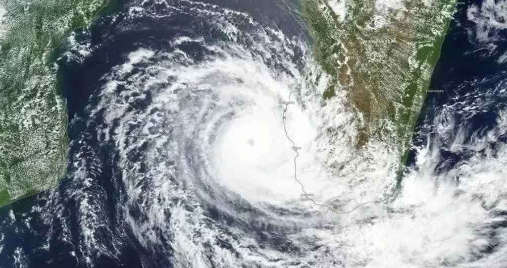 গতিপথ পরিবর্তন করল ঘূর্ণিঝড় ‘শক্তি, সতর্কতা জারি