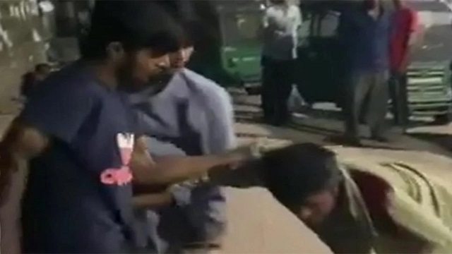 নারায়ণগঞ্জে প্রকাশ্যে মারধর: আটক ৩