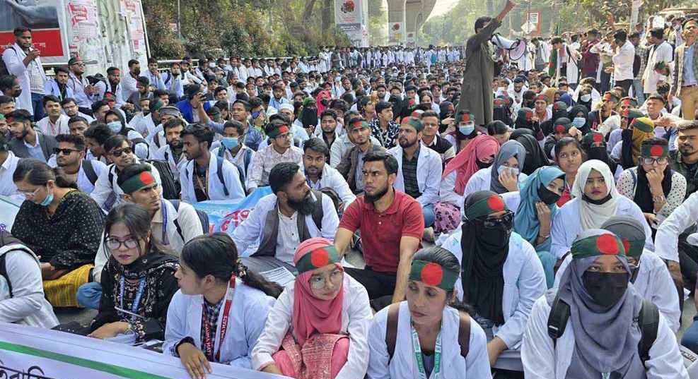 ৪ দফা দাবিতে ম্যাটস শিক্ষার্থীদের শাহবাগে অবস্থান