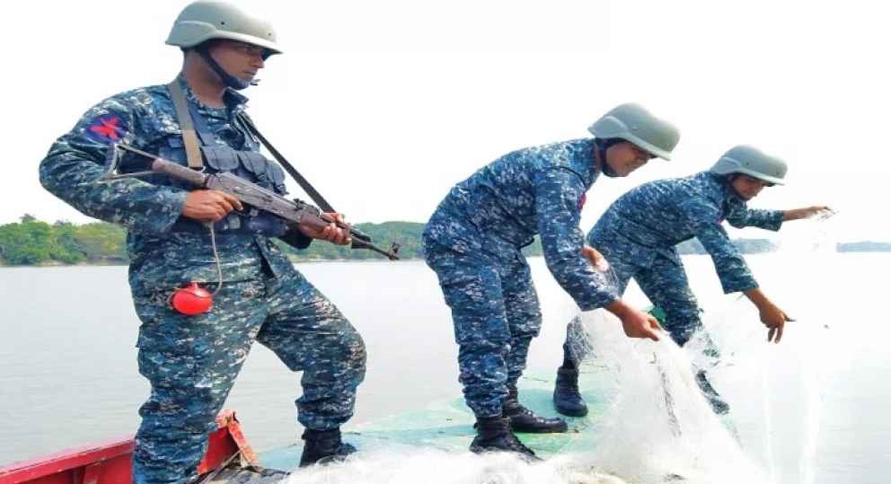 মা ইলিশ সংরক্ষণে ১৭ যুদ্ধজাহাজ মোতায়েন