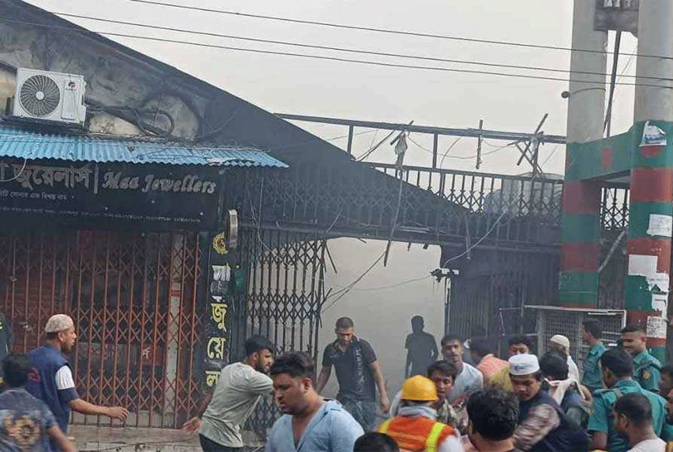 কৃষি মার্কেটে অগ্নিকাণ্ড: এখনও আগুন জ্বলছে বিভিন্ন দোকানে