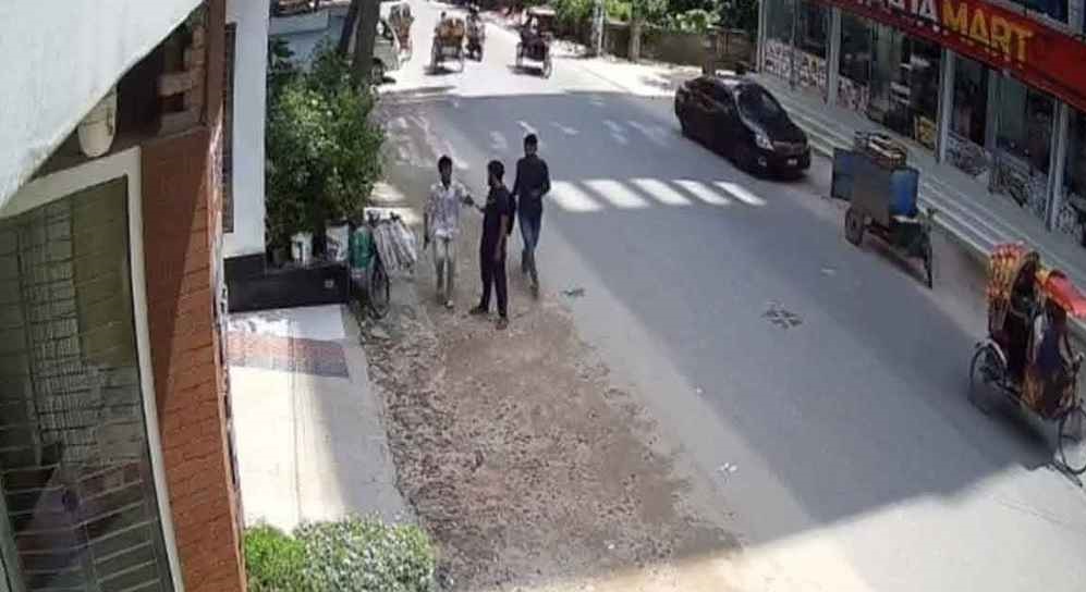 প্রকাশ্যে দিবালোকে অস্ত্র ঠেকিয়ে ছিনতাই, গ্রেপ্তার ৪