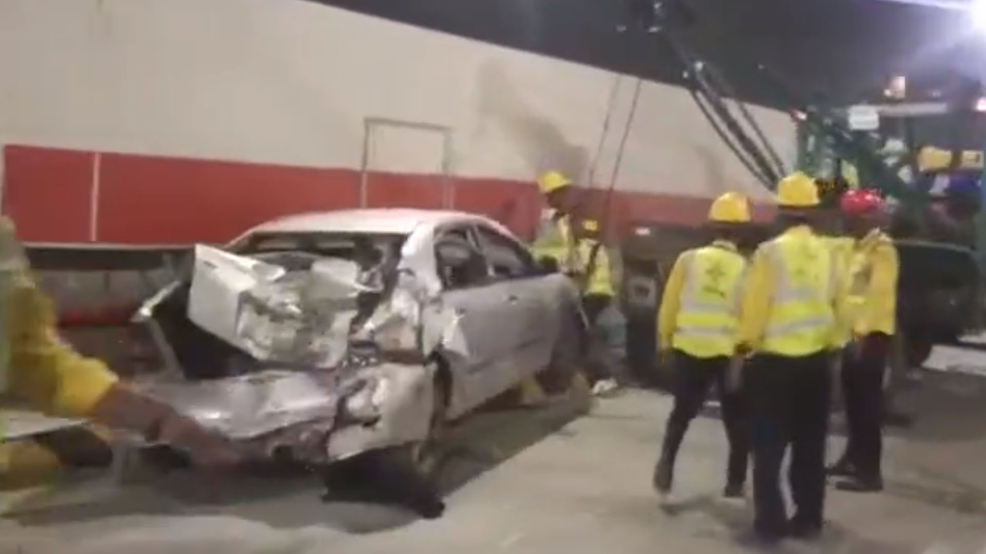 বঙ্গবন্ধু টানেলে প্রাইভেটকারে বাসের ধাক্কা, আহত ৪