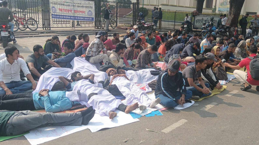 আমরণ অনশনে অব্যাহতি পাওয়া শিক্ষানবিশ এসআইরা