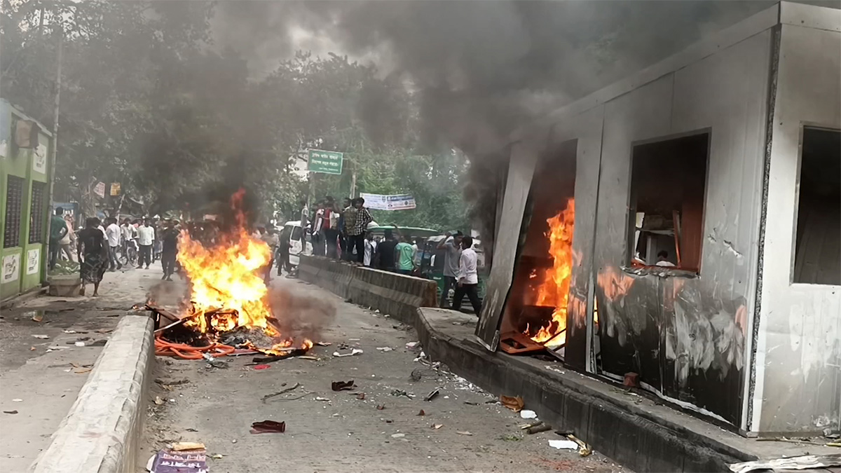 শিক্ষার্থীকে মারধরের অভিযোগে মহানন্দা সেতুর টোলপ্লাজায় অগ্নিসংযোগ