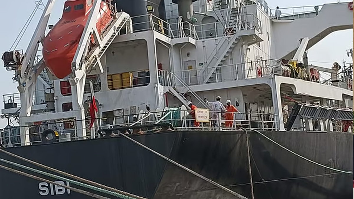 চাল নিয়ে চট্টগ্রাম বন্দরে ভিড়েছে পাকিস্তানি জাহাজ