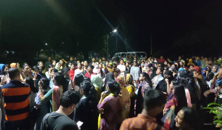 চবিতে শিক্ষার্থীকে যৌন নিপীড়ন, ছাত্রীদের বিক্ষোভ