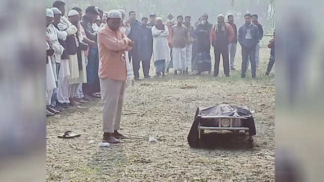 হাতকড়া-ডাণ্ডাবেড়ি নিয়েই মায়ের জানাজা সমপন্ন করলো প্যারোলে মুক্ত বিএনপি নেতা