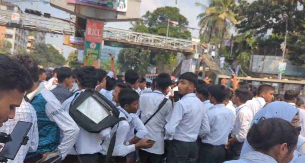 অধ্যক্ষের অনুরোধে সায়েন্সল্যাব থেকে সরে গেলেন শিক্ষার্থীরা