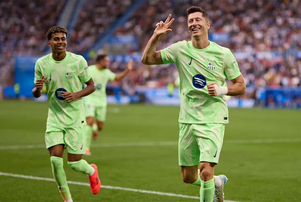 ৩২ মিনিটেই হ্যাটট্রিক লেভানডফস্কির, দুর্দান্ত জয় বার্সার