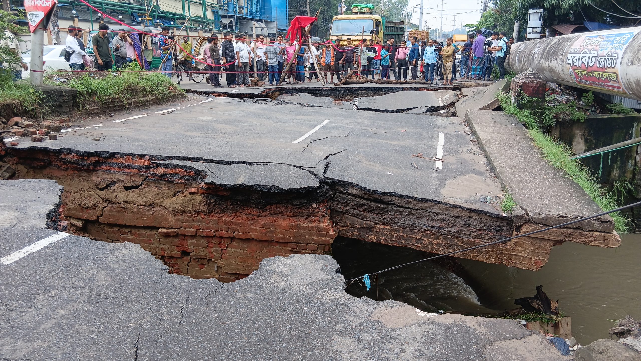 চট্টগ্রামে ভারী বর্ষণে ভেঙে গেল ব্রিজ, যান চলাচল বন্ধ