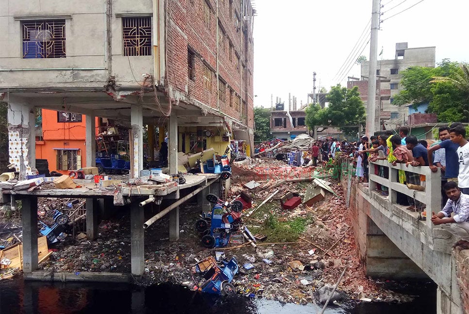 নারায়ণগঞ্জে অটোরিকশা তৈরির কারখানায় ভয়াবহ বিস্ফোরণ, দগ্ধ ১০