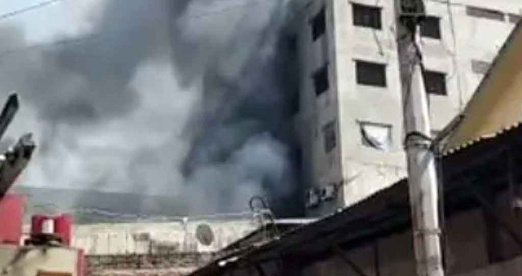 মিরপুরে গার্মেন্টস ও কেমিক্যাল গোডাউনে আগুন