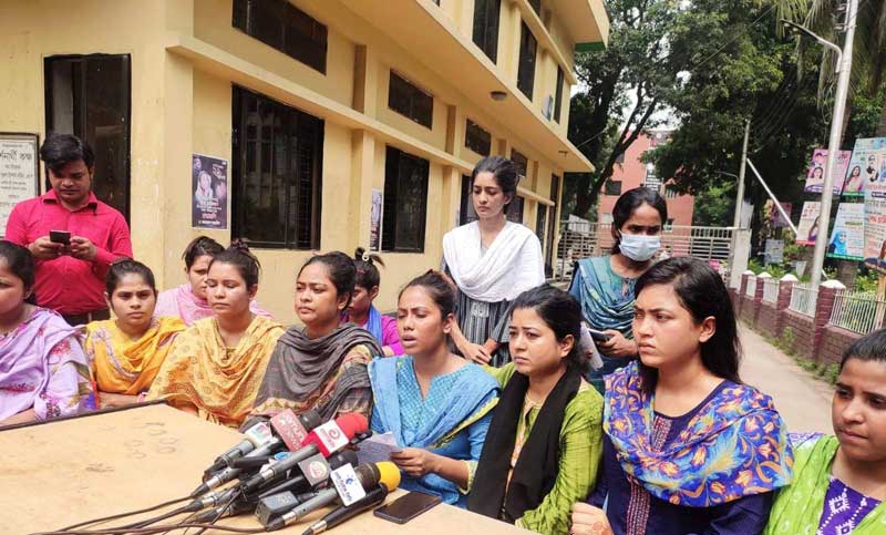 ইডেনে ছাত্রলীগের বহিষ্কৃত নেত্রীদের আমরণ অনশনের ডাক