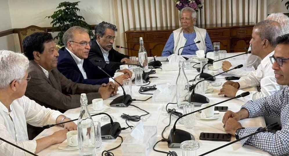 ঐকমত্য কমিশনের সদস্যদের সঙ্গে প্রধান উপদেষ্টার বৈঠক