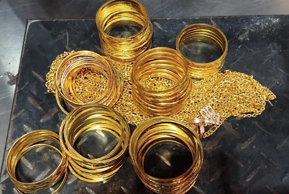 বিমানের সিটের নিচে মিলল সাড়ে ৪ কেজি স্বর্ণ