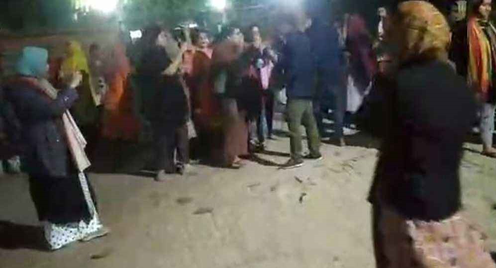 চবির সহকারী প্রক্টরকে নারী শিক্ষার্থীর থাপ্পড়, ভিডিও ভাইরাল