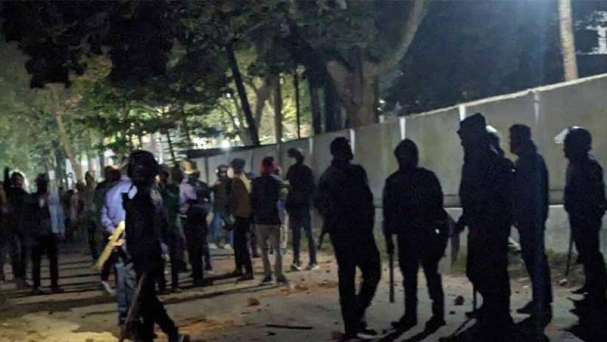 চবিতে মধ্যরাতে ছাত্রলীগের দুই গ্রুপের সংঘর্ষ, অস্ত্রের মহড়া