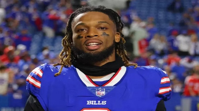 মাঠেই লুটিয়ে পড়লেন খেলোয়াড়, তারপর…