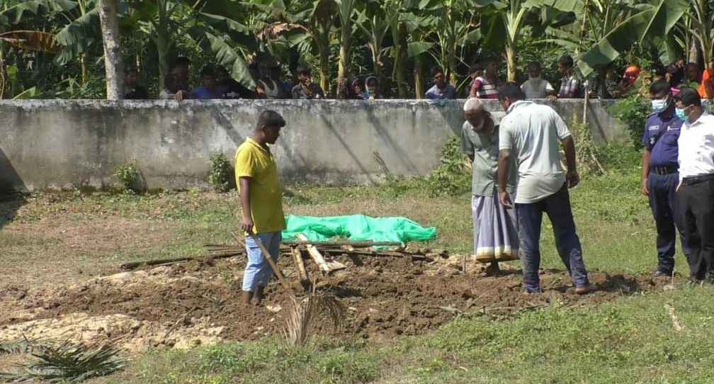 ‘স্পিরিট পানে’ ৬ মৃত্যু: কবর থেকে তোলা হলো ৪ মরদেহ
