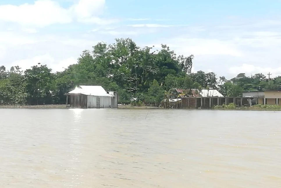 সিলেটে বন্যায় ২২ হাজার ঘরবাড়ি ক্ষতিগ্রস্ত, বিপর্যস্ত জনজীবন