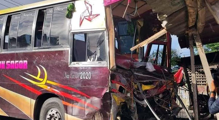 বরিশালে বাস-লরি সংঘর্ষে নিহত ১