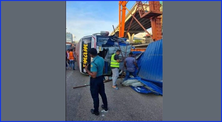 বনানীতে বাস উল্টে প্রাণ গেল পথচারীর