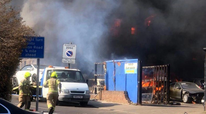 যুক্তরাজ্যে আগুন ছড়িয়ে পড়ায় জরুরি অবস্থা জারি