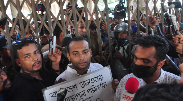 কমলাপুর স্টেশনে ঢুকতে না পেরে সামনেই অবস্থান রনির