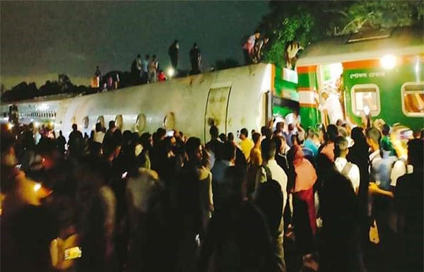গাজীপুরে ট্রেনের তিনটি বগি উল্টে লাইনচ্যুত, ট্রেন চলাচল বন্ধ