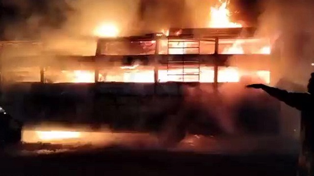 মহরাষ্ট্রে বাসে আগুন, নিহত ১১