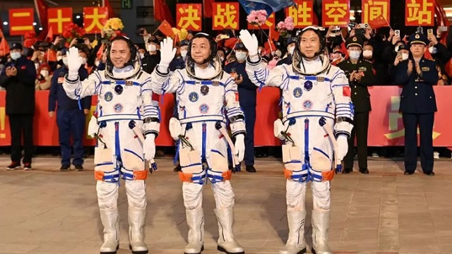 আরও তিন নভোচারী পাঠাল চীন