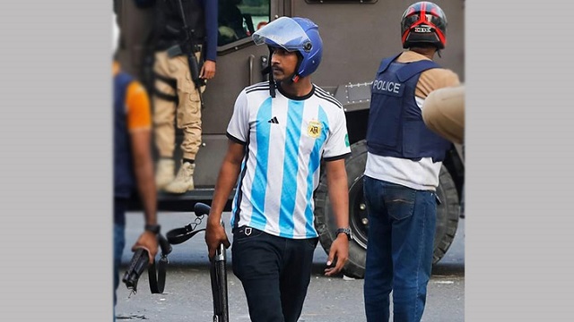 শটগান হাতে আর্জেন্টিনার জার্সি পরা সেই ব্যক্তি শনাক্ত