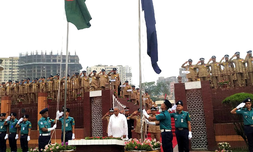 শহীদ পুলিশ সদস্যদের প্রতি স্বরাষ্ট্রমন্ত্রী-আইজিপির শ্রদ্ধা