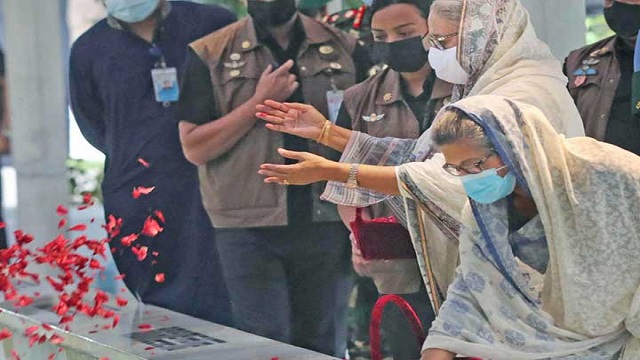 স্বজনদের কবর জিয়ারত করলেন শেখ হাসিনা