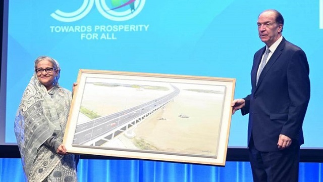 বিশ্বব্যাংক প্রেসিডেন্টের হাতে পদ্মা সেতুর ছবি তুলে দিলেন প্রধানমন্ত্রী