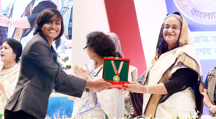বঙ্গমাতা পদক পেলেন ৪ নারী ও জাতীয় নারী ফুটবল দল