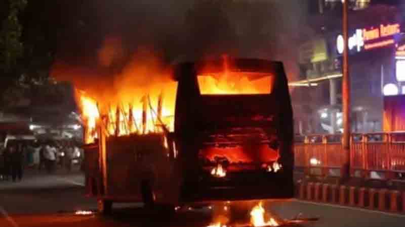 ডেমরায় যাত্রীবাহী বাসে আগুন