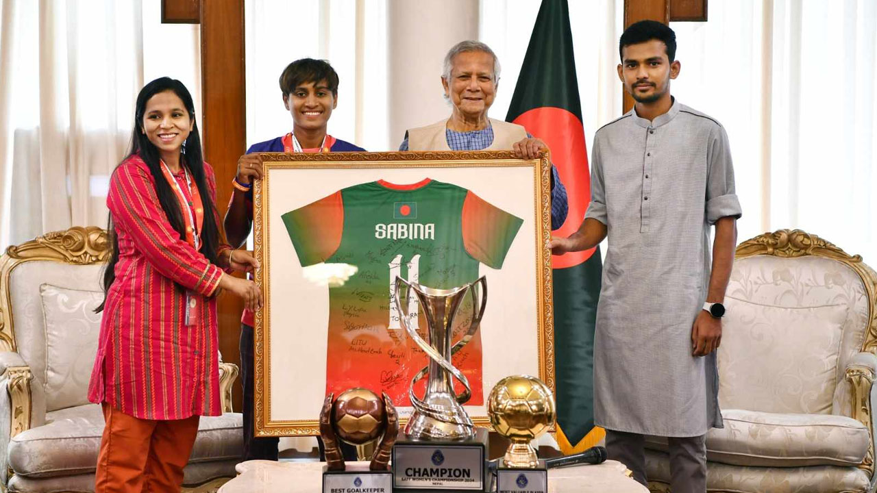 নারী ফুটবলারদের সমস্যা লিখিতভাবে চাইলেন ড. ইউনূস