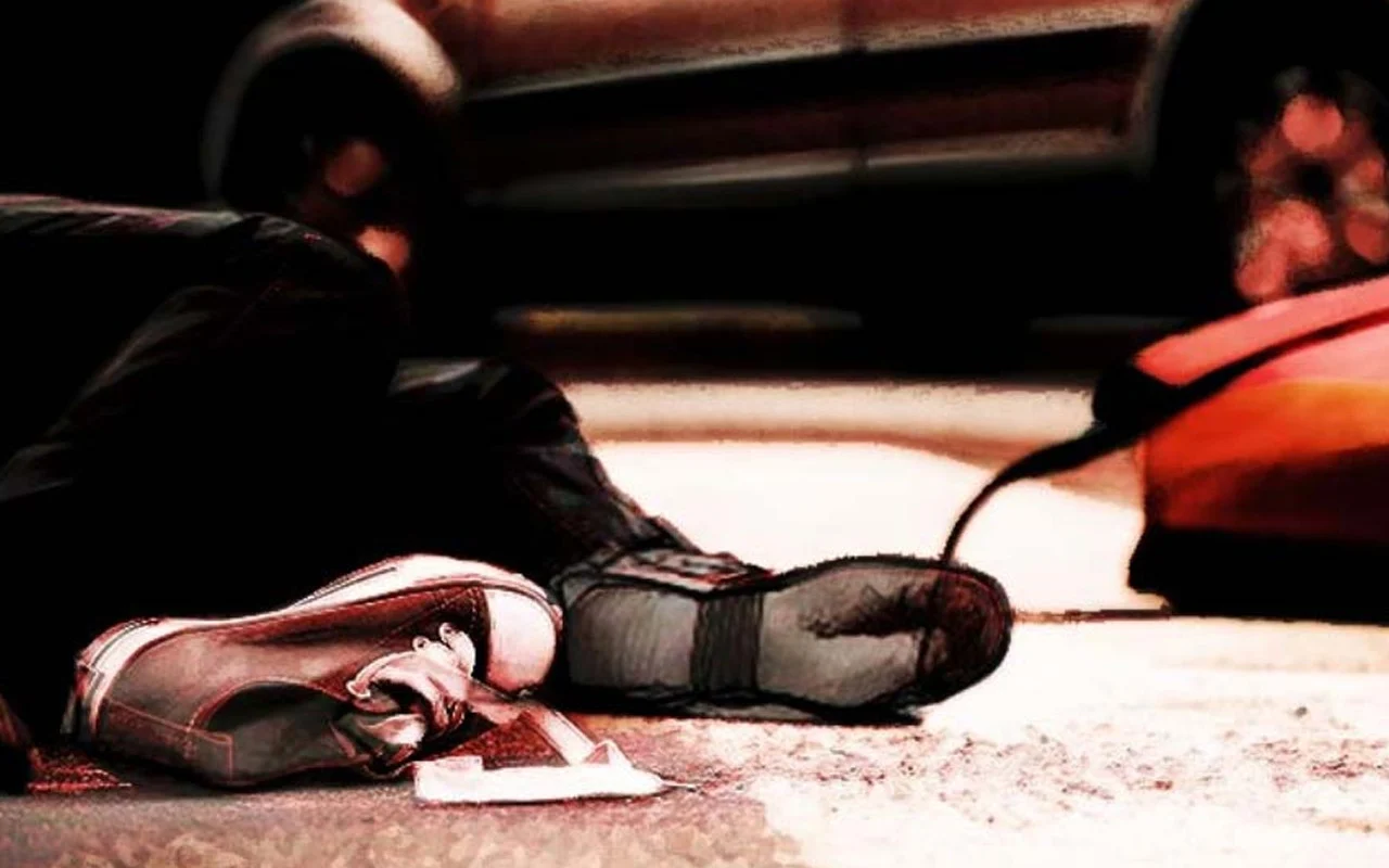 বাইক থেকে ছিটকে পড়লেন নারী মডেল, পিষে গেল লরি