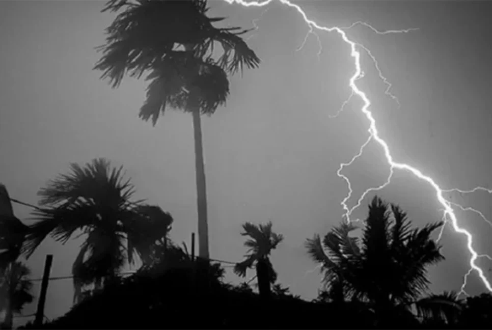 রাতে দেশের বিভিন্ন স্থানে কালবৈশাখী ঝড়, বজ্রপাত-শিলাবৃষ্টির পূর্বাভাস