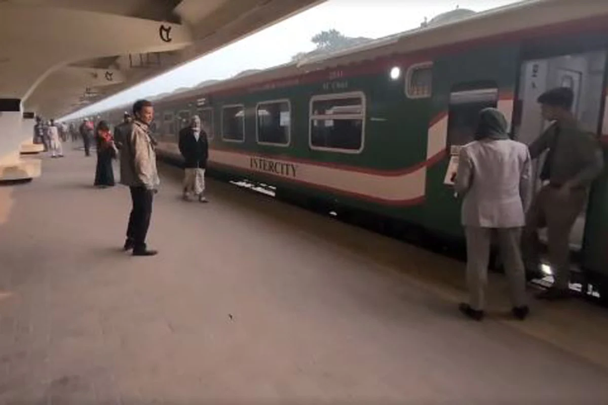 রানিং স্টাফদের কর্মবিরতি প্রত্যাহার; কমলাপুর থেকে ট্রেন ছাড়ছে