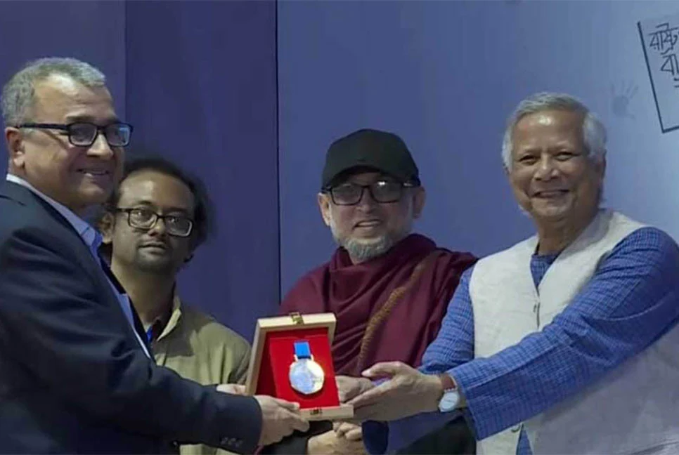 বাংলা একাডেমি পুরস্কার তুলে দিলেন প্রধান উপদেষ্টা